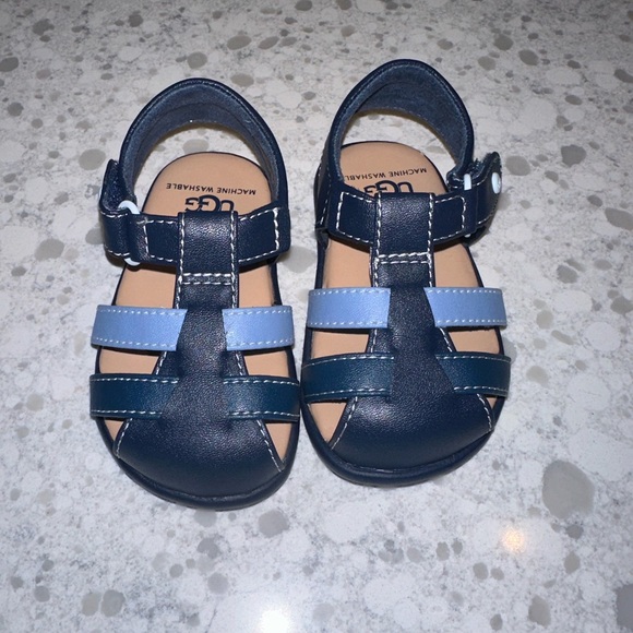 Brand new size 4 toddler Uggs. Never been worn. - Picture 1 of 6